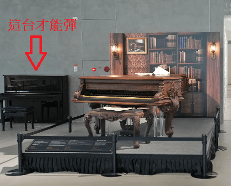 台北流行音樂中心文化館一樓大廳的 YAMAHA 直立式公共鋼琴